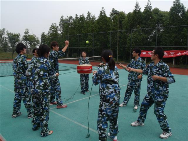 击鼓颠球